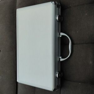 Backgammon briefcase set, all pieces (manual included)